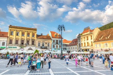 Brasov, Romanya - 7 Temmuz 2018 - büyük grup Brasov, Romanya, Doğu Avrupa ana yerlerinden bir sıcak yaz günü zevk insan