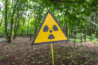 Ukrayna Chernobyl bölgede nükleer risk uyarı işareti