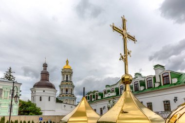 Büyük haç ve bir bulut gün arka planda Kiev, Ukrayna'nın başkenti bir Manastırı ile altın rengi