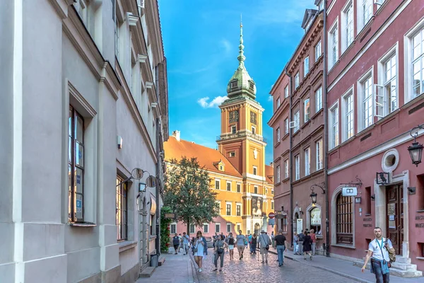 Warszawa Polen Juli 2018 Turister Som Går Med Fin Kirke – stockfoto