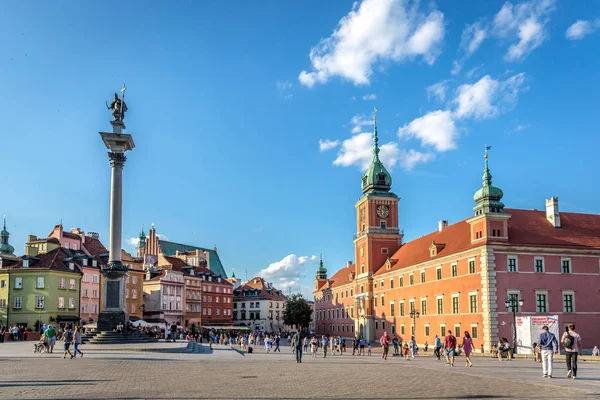 Varşova, Polonya - 10th Temmuz 2018 - turist bir ikindi Varşova eski kasaba büyük meydanda eğleniyor