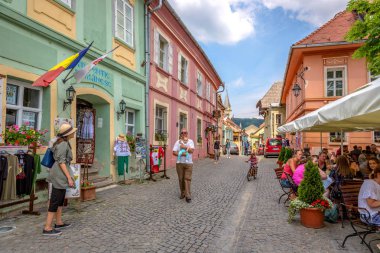 Sibiu, Romanya - 8th Temmuz 2018 - turistler ve yerliler için eski şehir Sibiu Romanya yürüyüş