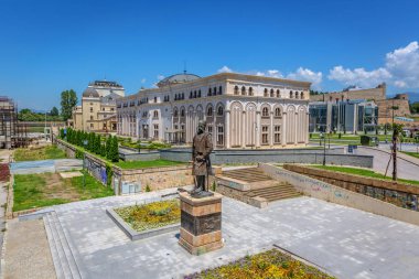 Skopje, Makedonya - 2nd Temmuz 2018 - A boulevard bir heykel ve geleneksel binaları Makedonya Üsküp'ile bir bahçesi
