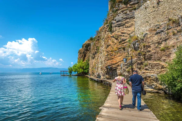 Ohrid Macedonia Junio 2018 Pareja Caminando Por Estrecho Camino Bosque — Foto de Stock