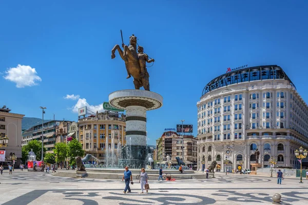 スコピエ マケドニア 2018 観光や地元のスコピエで青空の日に噴水とマリオット ホテルの高い馬像の前でウォーキング — ストック写真