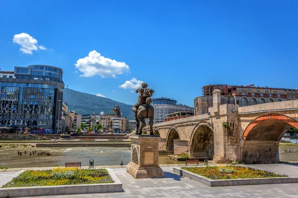 马其顿斯科普里 2018年7月2日 马其顿首都斯科普里的主桥 有雕像和蓝天 — 图库照片