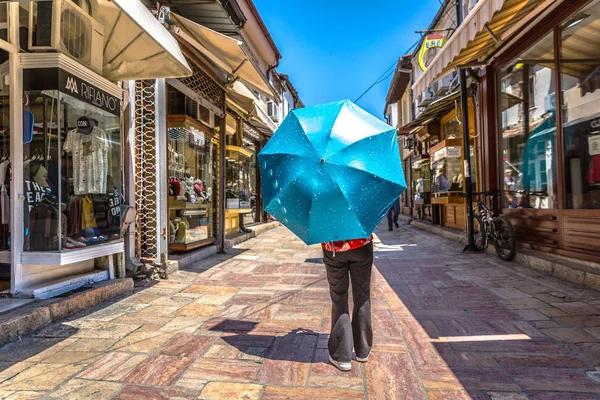 Skopje Mazedonien Mai 2018 Ein Tourist Mit Blauem Regenschirm Spaziert — Stockfoto