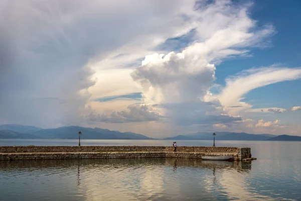 Turistas Disfrutando Del Bonito Escenario Del Lago Ohrid Macedonia — Foto de Stock