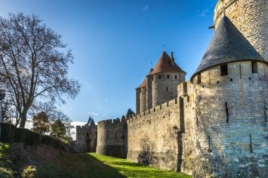 Fransa'da mavi bir gökyüzü gününde Carcassonne kalesi