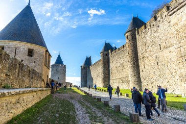 Carcassonne, Fransa - Dez 11th 2017 - Fransa'da mavi bir gökyüzü gününde Carcassonne şatosunda büyük turist grubu