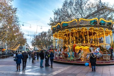 Avignon, Fransa - 10 Aralık 2017 - Fransa'da Avignon'da ağaçlarla çocuk parklarının önünde yürüyen yerli halk ve turistler