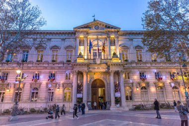 Avignon, Fransa - 10 Aralık 2017 - Fransa'nın Avignon kentinde ki Hotel de Ville'in önünde yürüyen yerli halk ve turistler