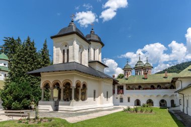Sina, Romanya - 7 Temmuz 2018 - Sinaia Romanya'nın orta kesiminde kayak pistleri ile çevrili bir şehirdir. 17. yüzyıl Sinaia Manastırı bir zamanlar kraliyet ailesinin eviydi.