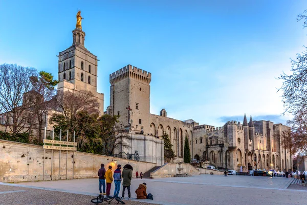 Avignon Frankrike December 2017 Grupp Unga Pojkar Njuter Sen Eftermiddag — Stockfoto