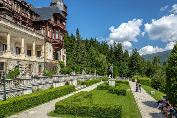 Sina, Romanya - 7 Temmuz 2018 - Peles Kalesi'nin bahçesi, Kral I. Charles'ın ulusal miras eserleri müzesinin bulunduğu Neo-Rönesans konutu.
