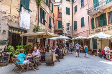 26 Mayıs 2018 - Cinque Terre, İtalya - İtalya'nın Cinque Terre küçük sokaklarında büyüleyici bir restoran alabilen turist