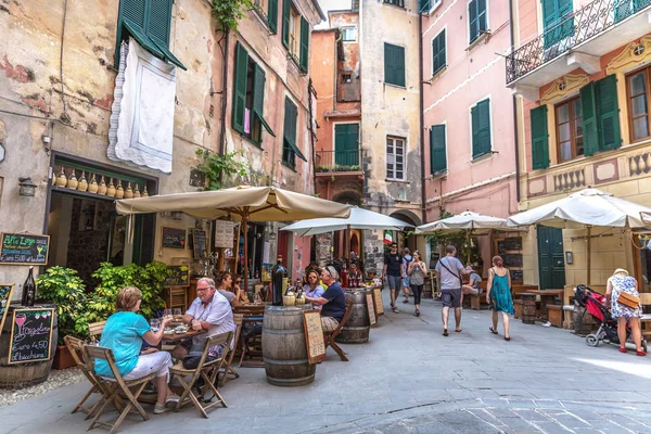 May 26th 2018 - Cinque Terre, Italy - Tourist enjoying a charming restaurant in the small streets of Cinque Terre in Italy — Stock Photo, Image