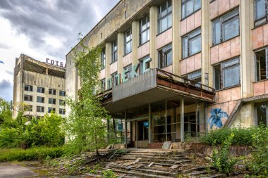 Pripyat şehrinde terk edilmiş bir bina, Çernobil bölgesini ele geçiren bir ağaç.