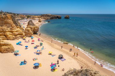 Portekiz 'de inanılmaz bir plajda turistler