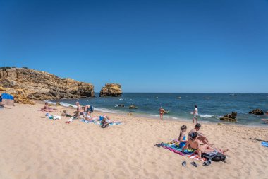28 Haziran 2019 - Algarve, Portekiz - Güney Portekiz 'de Algarve' de güzel bir kumsalda eğlenen aileler