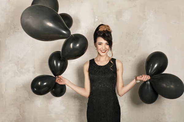 Chica Hermosa Alegre Feliz Con Muchos Globos Negros Aislados Sobre — Foto de Stock