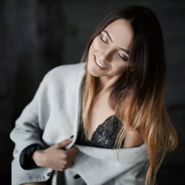 Retrato Hermosa Chica Feliz Con Los Ojos Cerrados Sonriendo Fondo — Foto de Stock