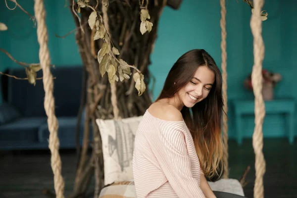 Primer Plano Satisfecho Sonriente Mujer Caucásica Con Los Ojos Cerrados —  Fotos de Stock