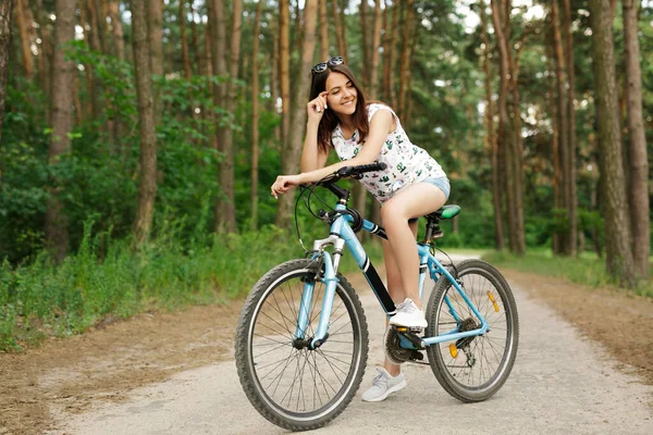 Sonriente Chica Feliz Bicicleta Divertirse Playa Cerca Del Lago — Foto de Stock