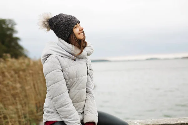 Soddisfatto Bella Donna Con Sorriso Carino Gli Occhi Chiusi Seduti — Foto Stock