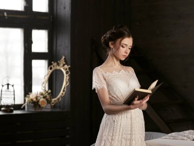 Bilge ve çalışkan kız öğrenci kitabı okuyor ve elinde kitabı tutuyor. Ödevini Yapıyor..