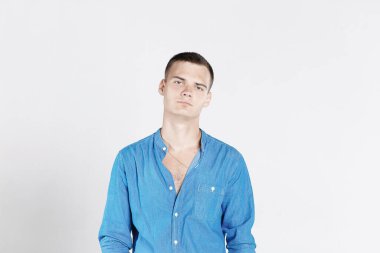 Beyaz arka planda kolları olan yakışıklı bir adam ve kameraya bakıyor.