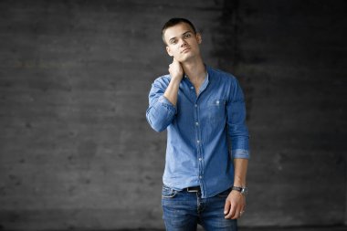 Karanlık odada düşünen çirkin ama yakışıklı bir adam..