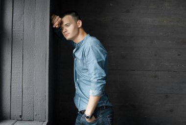 Karanlık odada düşünen çirkin ama yakışıklı bir adam..