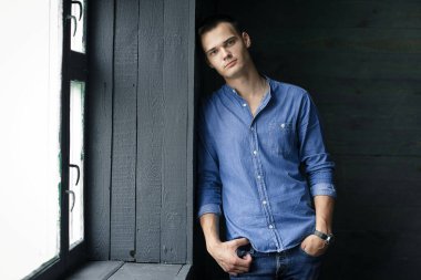 Karanlık odada düşünen çirkin ama yakışıklı bir adam..