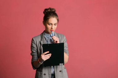 Endişeli Kız röportaj için bekliyor, muayene, tıbbi test sonuçları, mali sorunlar, bekar kadın depresyonu. Belgelerle çalışan iş kadını