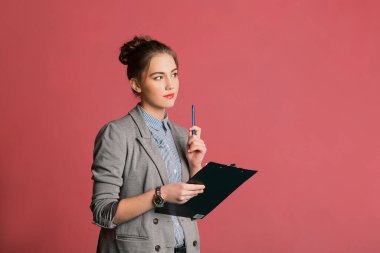 Endişeli Kız röportaj için bekliyor, muayene, tıbbi test sonuçları, mali sorunlar, bekar kadın depresyonu. Belgelerle çalışan iş kadını