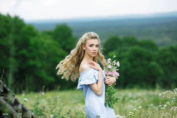 Nyári Portré Gyönyörű Lány Hosszú Szőke Haj Gyönyörű Virágok Nyáron — Stock Fotó