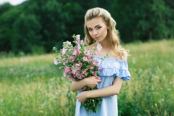 Sommer Porträt Der Schönen Mädchen Mit Langen Blonden Haaren Und — Stockfoto