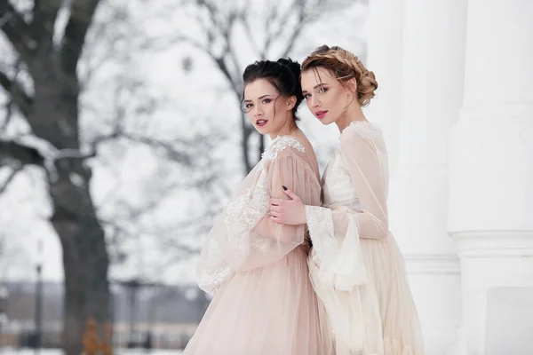 Retrato Moda Dos Mujeres Jóvenes Con Estilo Morena Mujeres Rubias — Foto de Stock