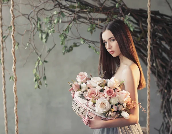 Hermosa Mujer Sosteniendo Gran Boquet Flores Mujer Atractiva Con Flores — Foto de Stock