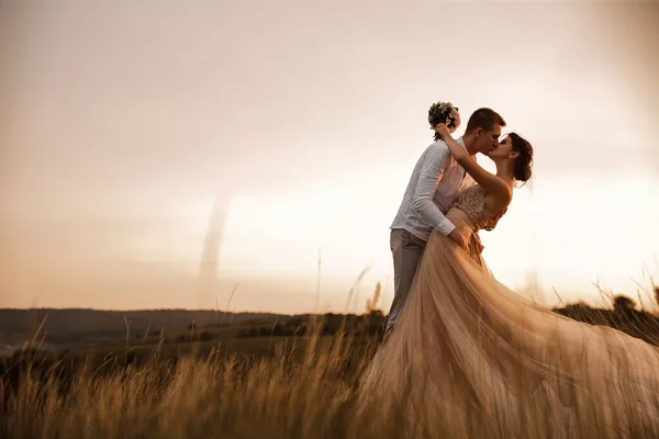 Coupl Enamorado Hombre Mujer Besándose Las Montañas Atardecer Con Hermosa — Foto de Stock