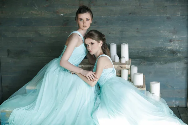 Hermosas Dos Damas Largo Vestidor Salón Sentadas Las Escaleras Abrazándose — Foto de Stock