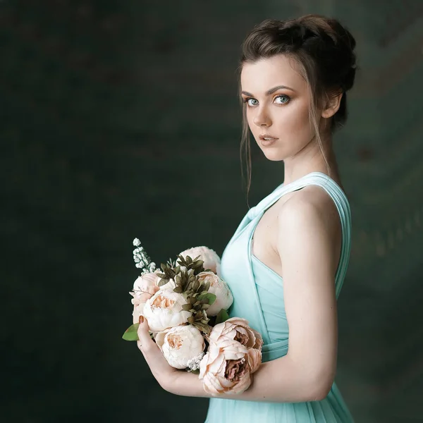 Primer Plano Retrato Modelo Mujer Vestido Hermoso Peinado Sosteniendo Flores — Foto de Stock