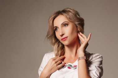 Beyaz arka planda izole edilmiş mükemmel cilde sahip 30 'lu yaşlarda güzel bir genç kadın. Doğal çıplak makyajlı ve yüzüne dokunan güzellik modeli portresi. Spa, cilt bakımı ve sağlık. Kapat, beyaz arkaplan, telif alanı.
