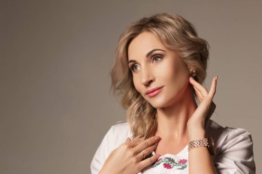 Beyaz arka planda izole edilmiş kusursuz cilde sahip çekici, şehvetli, 30 'lu yaşlarda genç bir kadın. Doğal çıplak makyajlı ve yüzüne dokunan güzellik modeli portresi. Spa, cilt bakımı ve sağlık. Kapat, beyaz arkaplan, telif alanı.