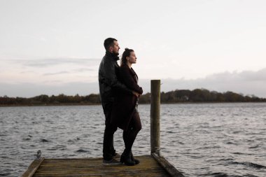 Birlikte bir yöne bakın..