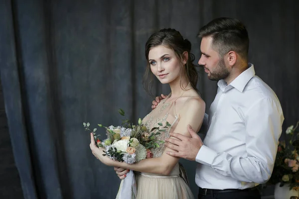 Jóképű Vőlegény Gyengéd Öleléssel Nézi Gyönyörű Menyasszonyt Közelkép — Stock Fotó