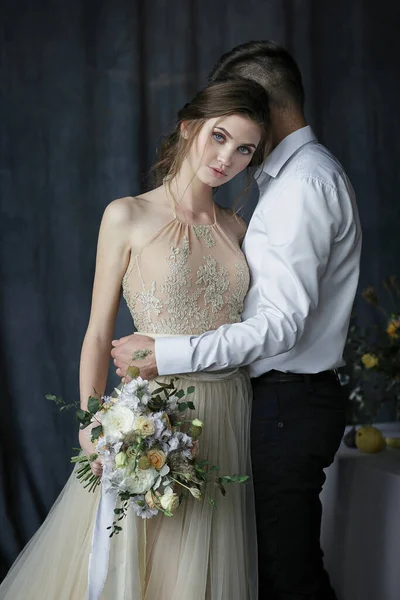 Csodálatos Pár Gyönyörű Esküvője Menyasszony Vőlegény Megölelik Egymást — Stock Fotó