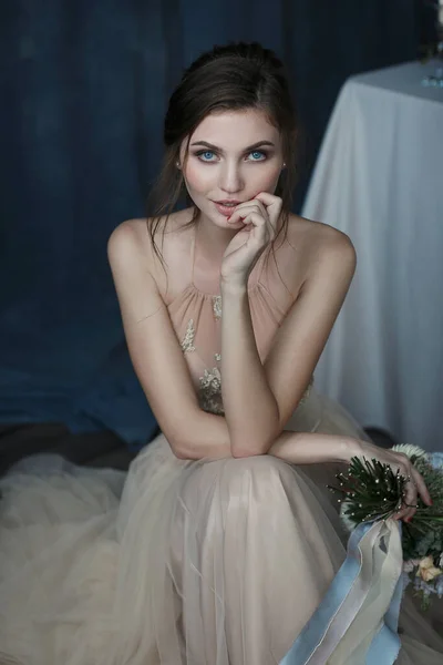 Hermosa Mujer Retrato Con Coquetear Mirada Interesante Cámara Sentado Apoyado — Foto de Stock