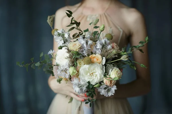 Флорист Тримає Свою Роботу Великий Красивий Букет Квітів Квітковому Магазині — стокове фото